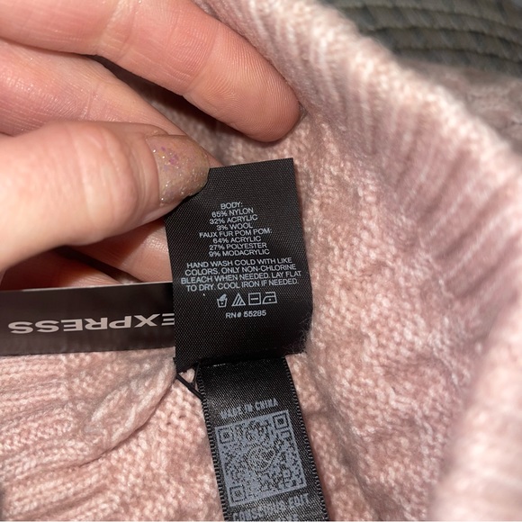 EXPRESS Dusty Mauve Honeycomb Pom Beanie NWT - Picture 10 of 11